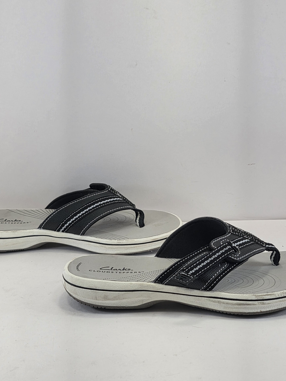 Clarks Cloudsteppers Women’s 7 Black Thong Sandals Cushion Soft Comfort - Picture 4 of 9